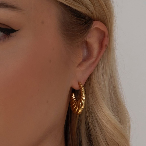 NEW💎18K Gold Plated Hoop Earrings*Everyday Earrings - Picture 1 of 4